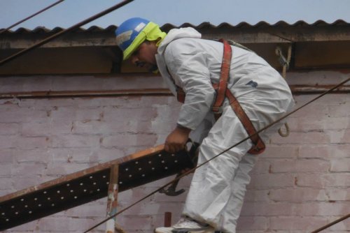 Voluntarios de TPS pintan edificio en Playa Ancha