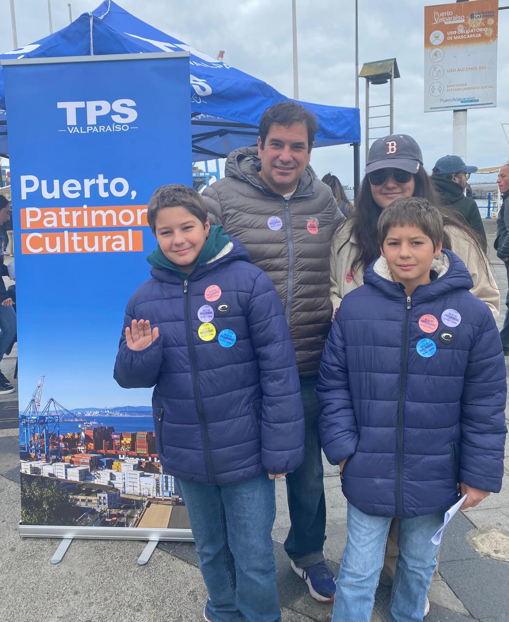 Familia en el puerto de Valparaíso por el día del patrimonio