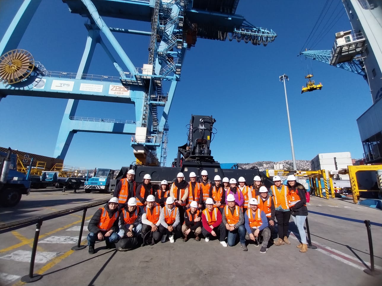 Delegación de estudiantes en el puerto de Valparaíso