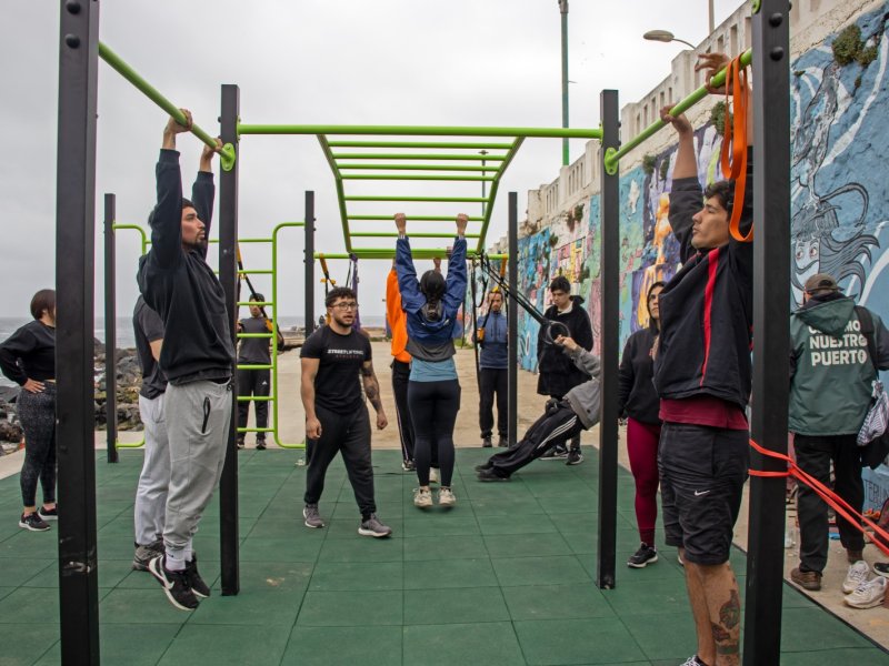 En playa Las Torpederas se inauguró equipamiento de calistenia aportado en el contexto de la Media Maratón TPS