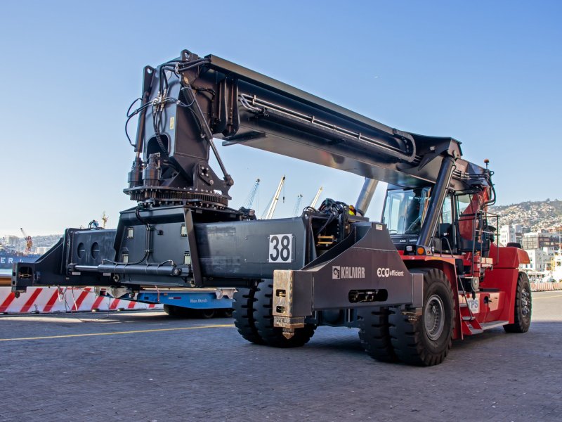 TPS moderniza su flota de grúas de patio con cinco nuevas Reachstacker