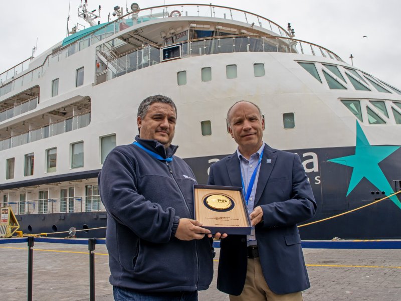 Nave de lujo que realiza expedición a la Antártica abre la temporada de cruceros en Puerto Valparaíso